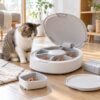 複数トレーの猫用ウェットフード自動給餌器を見る猫