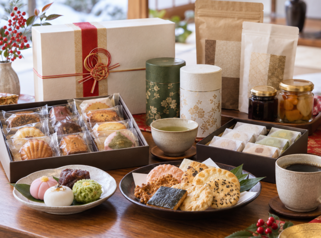 冬の贈答品を並べた食卓