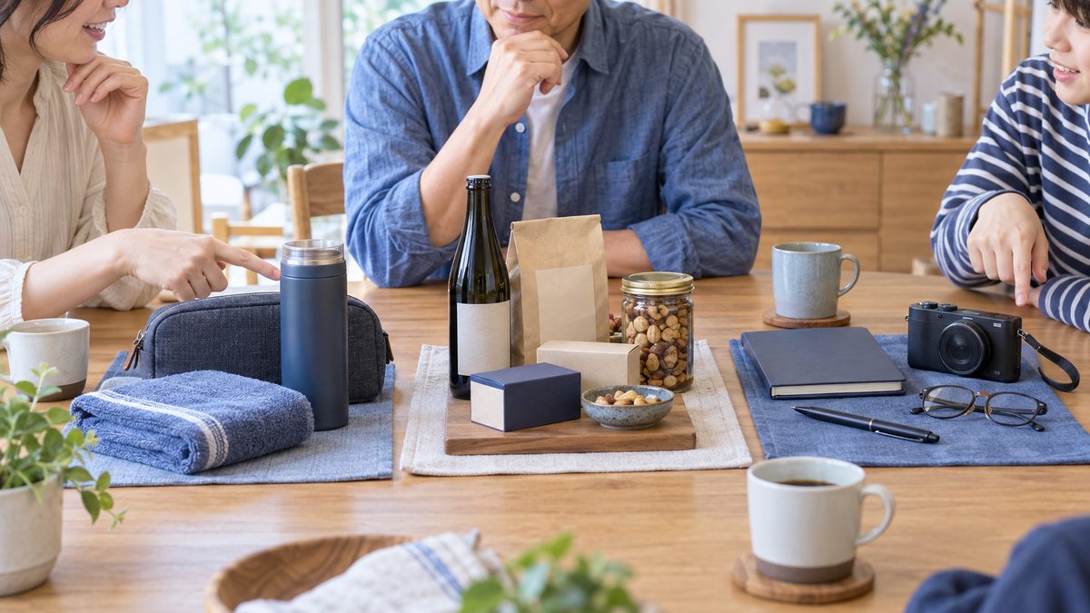 実用品や食品など父の日ギフトの候補を家族で比較する様子