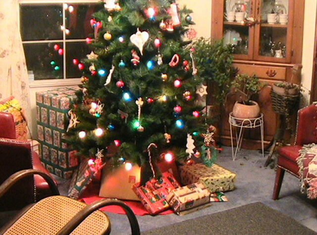 一般家庭の室内に飾ったクリスマスツリー